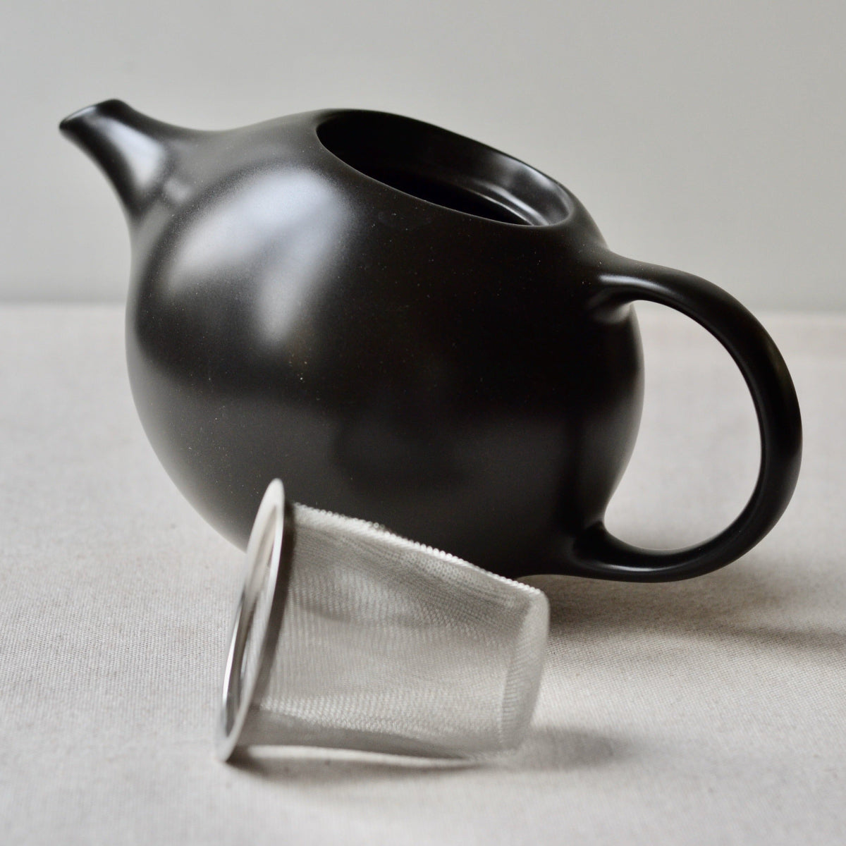 Eva teapot - Modern Ceramic Teapot with Infuser - Black