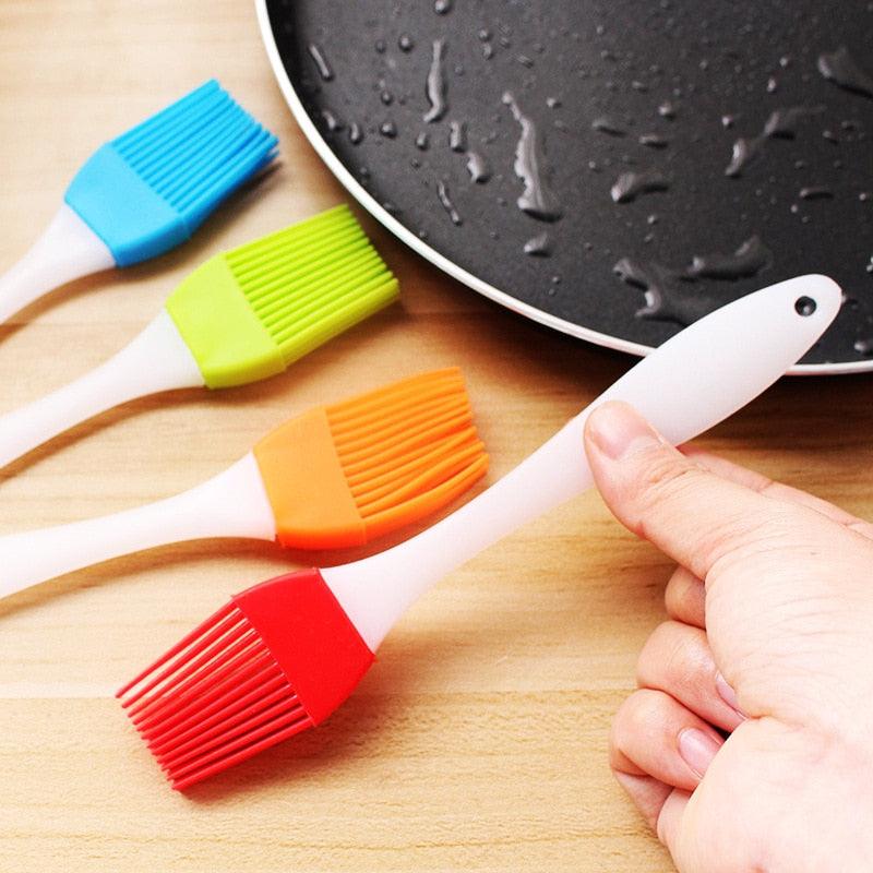 Silicone Basting Brush Pastry Barbecue Oil Brushes Baking Bakeware Bread BBQ Brush for Kitchen Cooking Random Color Silicone Oil Brush and Spatula Cake Bake Barbeque Pastry Brushes Heat Resistant BBQ Accessories